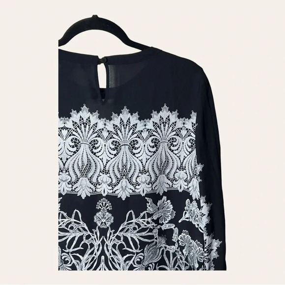 0755. BCBGMAXAZRIA LONG SLEEVE BLOUSE SIZE SMALL BLACK AND WHITE IN COLOR FLORAL - Picture 7 of 9
